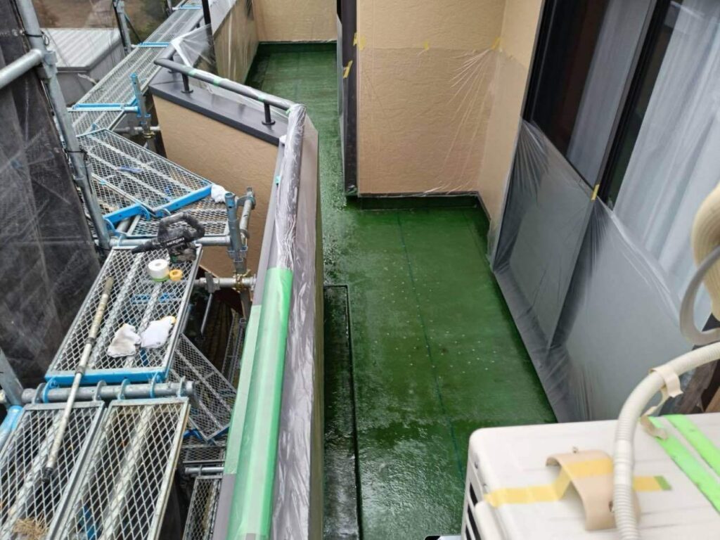 ガラスマット　津島市神守町でFRP防水（1プライ）を施工中　アートペインズ