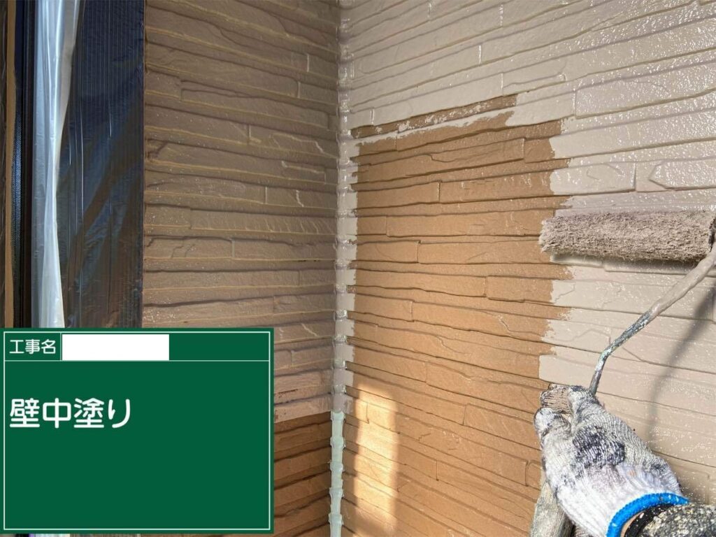 中塗り　あま市七宝町でプレマテックスのMUGAzeroで外壁塗装を施工中　アートペインズ