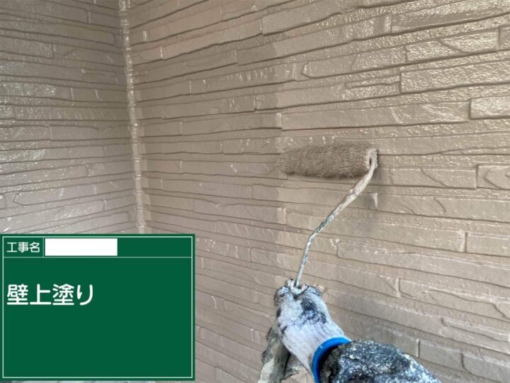 上塗り　あま市七宝町でプレマテックスのMUGAzeroで外壁塗装を施工中　アートペインズ