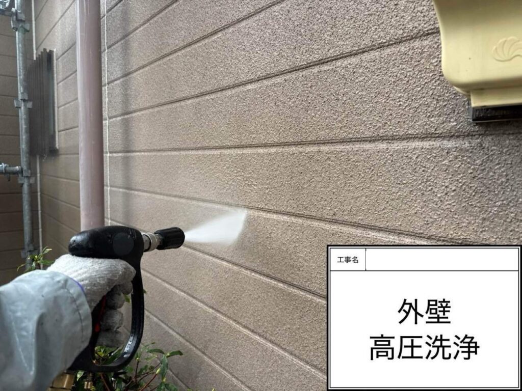 高圧洗浄　あま市上萱津でプレマテックスのウルトラSiで外壁塗装を施工中　アートペインズ