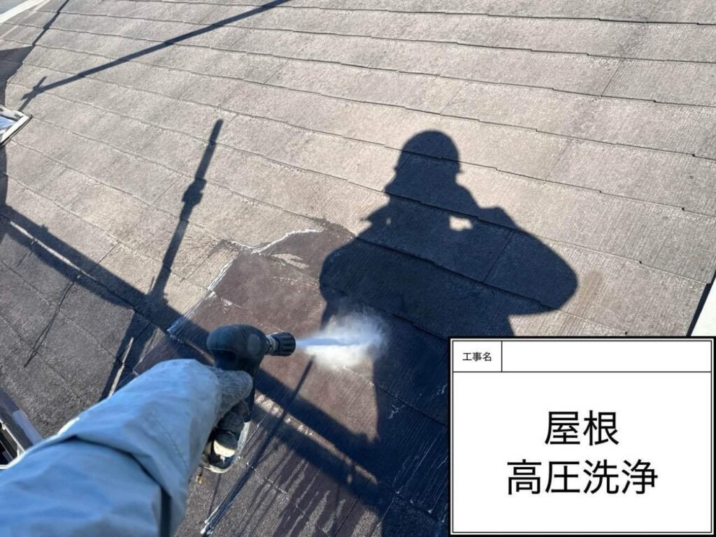 高圧洗浄　あま市上萱津でプレマテックスのウルトラSiで屋根塗装を施工中　アートペインズ