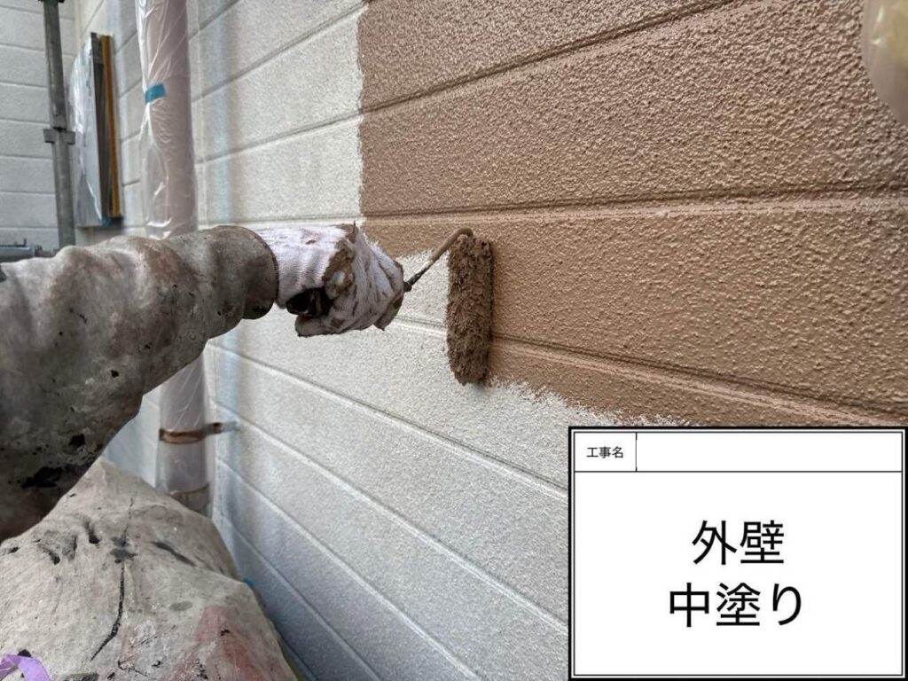 中塗り　あま市上萱津でプレマテックスのウルトラSiで外壁塗装を施工中　アートペインズ