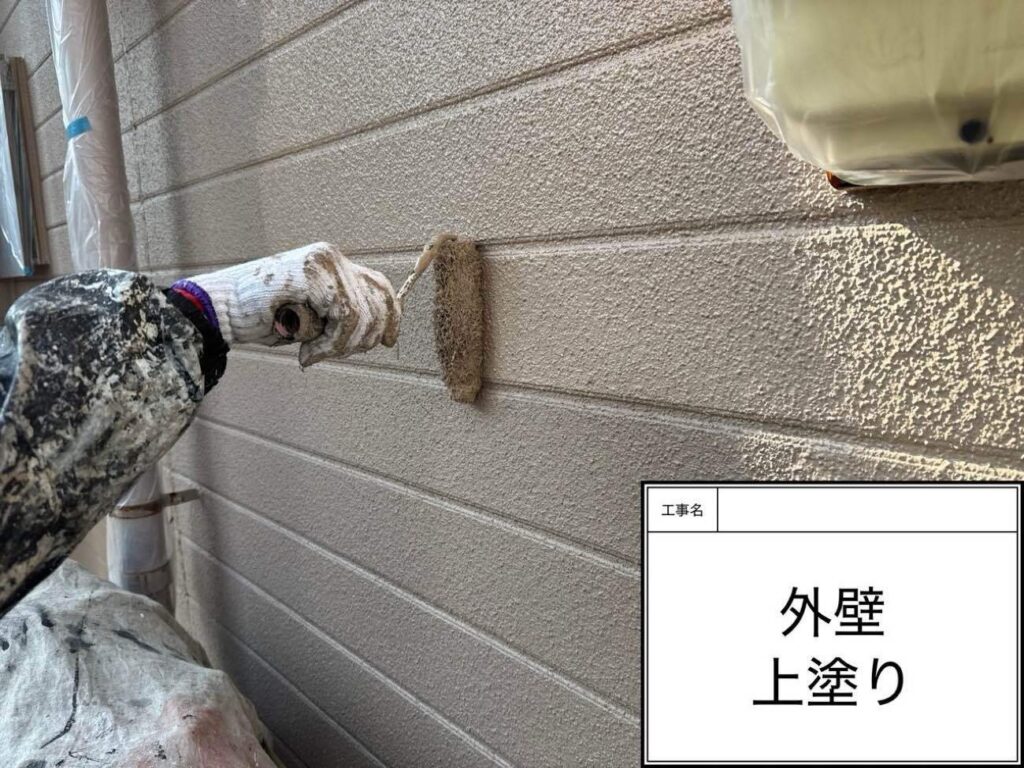 上塗り　あま市上萱津でプレマテックスのウルトラSiで外壁塗装を施工中　アートペインズ