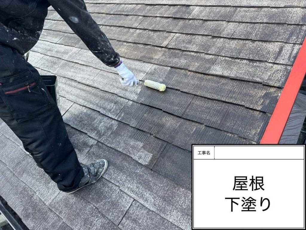 下塗り　あま市上萱津でプレマテックスのウルトラSiで屋根塗装を施工中　アートペインズ