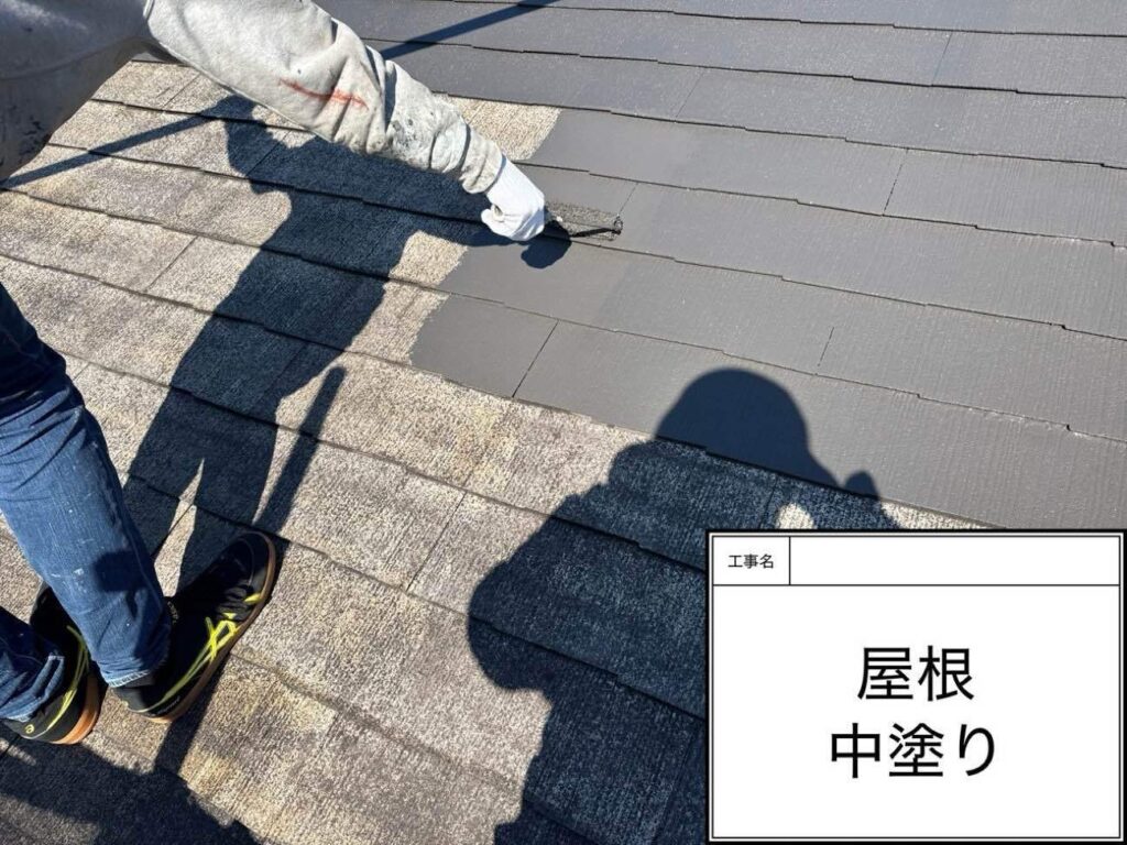 中塗り　あま市上萱津でプレマテックスのウルトラSiで屋根塗装を施工中　アートペインズ