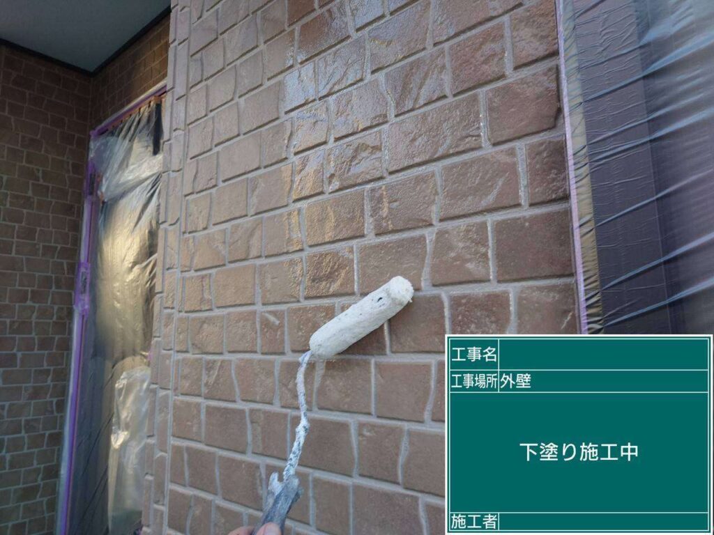 中塗り　あま市七宝町で、プレマテックスのウルトラクリヤーで外壁塗装を施工中　アートペインズ