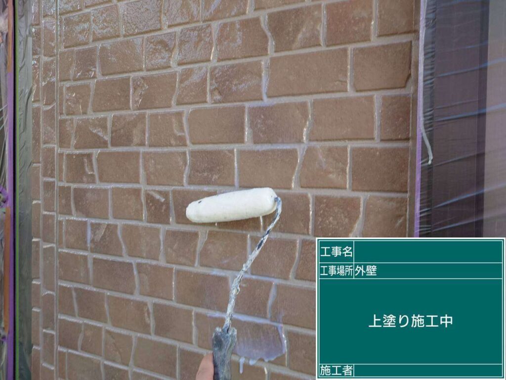 上塗り　あま市七宝町で、プレマテックスのウルトラクリヤーで外壁塗装を施工中　アートペインズ