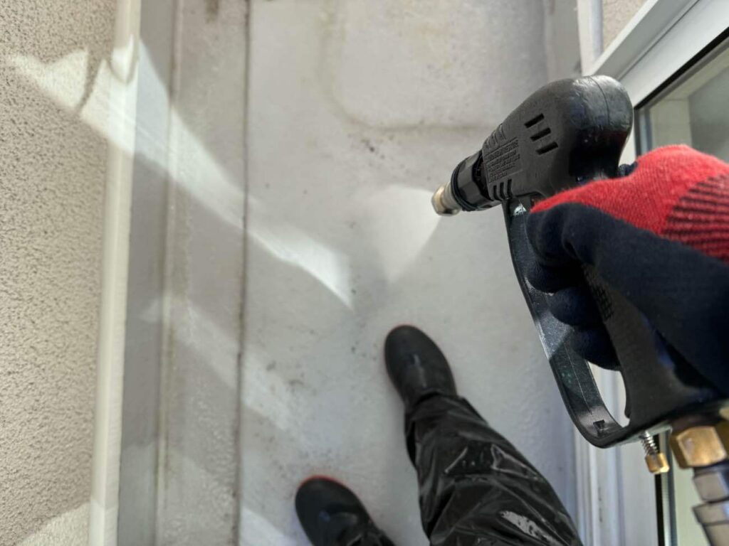 洗浄　愛西市西保町にてプレマテックスのウルトラMUKIで外構塗装を施工中　アートペインズ