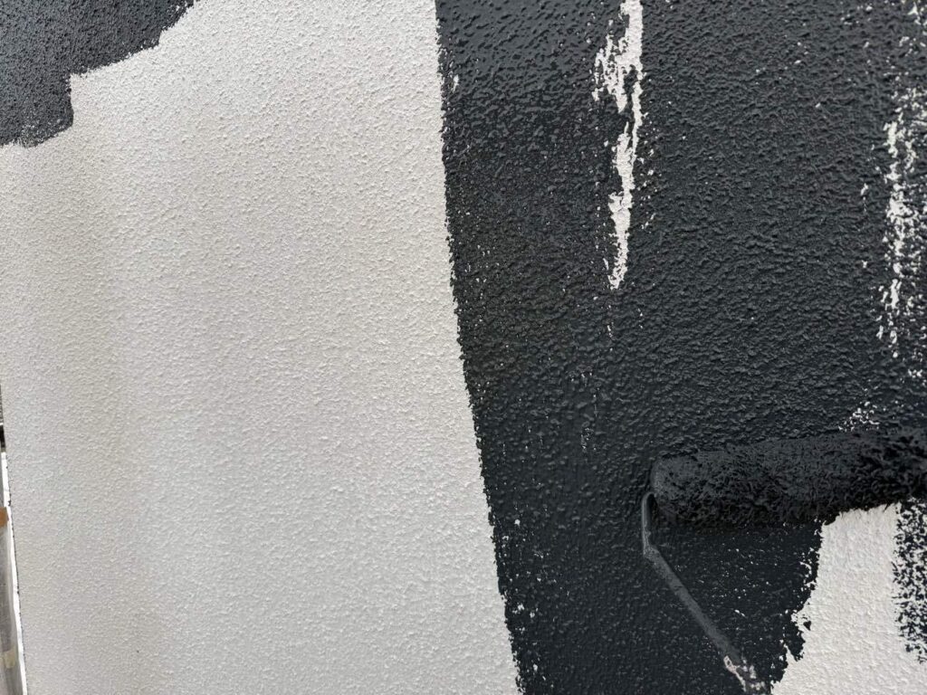 中塗り　愛西市西保町にてプレマテックスのウルトラMUKIで外構塗装を施工中　アートペインズ
