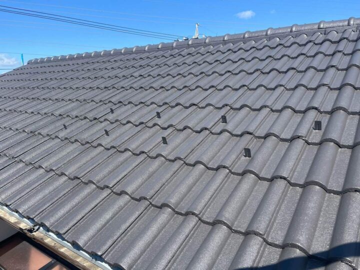 完了　津島市愛宕町にてプレマテックスのウルトラSiで屋根塗装工事を施工中　アートペインズ