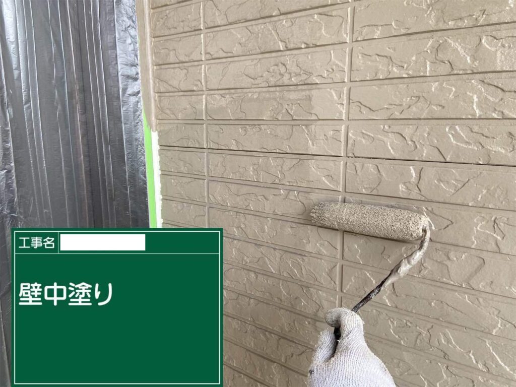 中塗り　津島市愛宕町にてプレマテックスのウルトラSiで外壁塗装工事を施工中　アートペインズ