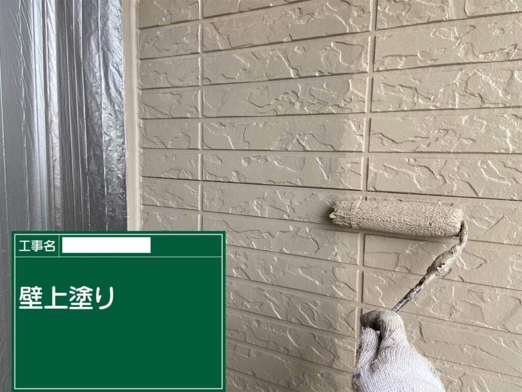 上塗り　津島市愛宕町にてプレマテックスのウルトラSiで外壁塗装工事を施工中　アートペインズ