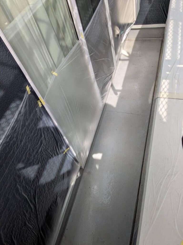 プライマー　愛西市西保町でFRP防水を施工中　アートペインズ