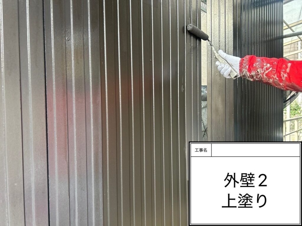 上塗り　愛西市鰯江町にてプレマテックスのウルトラSiで外壁塗装を施工中　アートペインズ