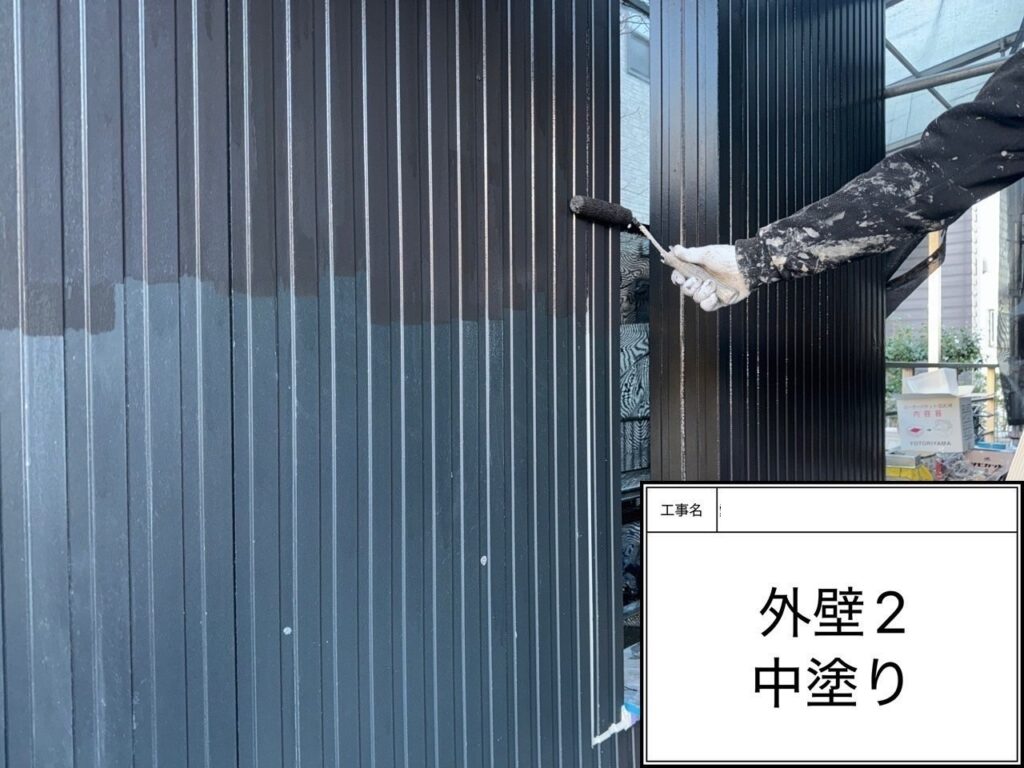 中塗り　愛西市鰯江町にてプレマテックスのウルトラSiで外壁塗装を施工中　アートペインズ