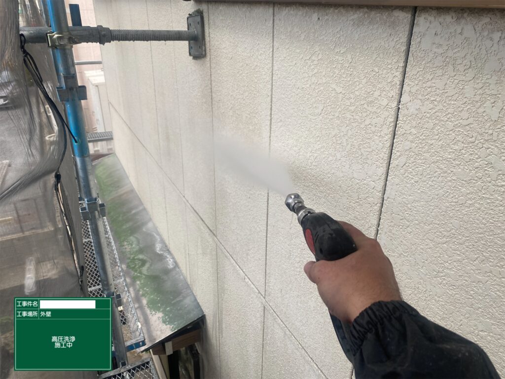 あま市新居屋でプレマテックスのウルトラSiで外壁塗装を施工中　アートペインズ