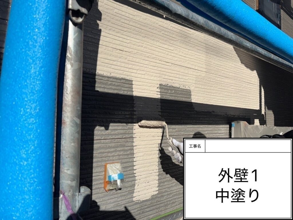 中塗り　愛西市鰯江町にてプレマテックスのウルトラSiで外壁塗装を施工中　アートペインズ