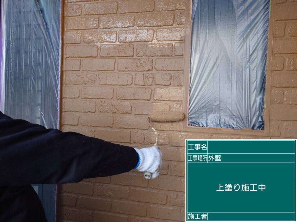 上塗り　津島市愛宕町にてプレマテックスのMUGAzeroで外壁塗装を施工中　アートペインズ