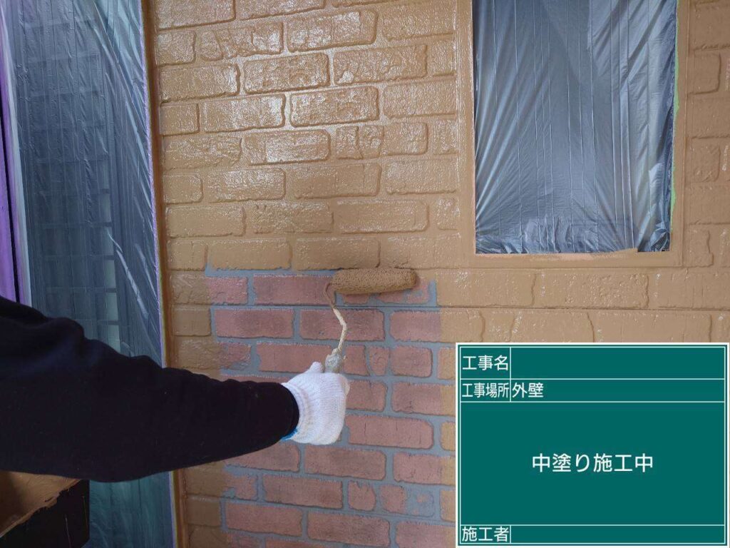 中塗り　津島市愛宕町にてプレマテックスのMUGAzeroで外壁塗装を施工中　アートペインズ