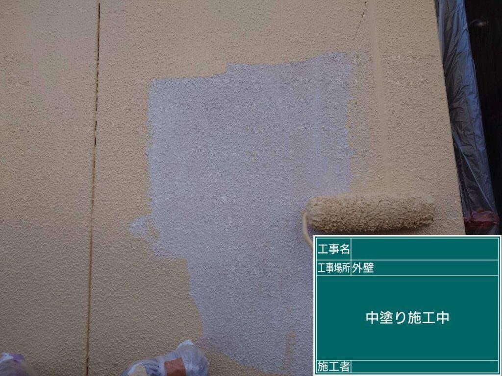 中塗り　津島市愛宕町にてプレマテックスのMUGAzeroで外壁塗装を施工中　アートペインズ