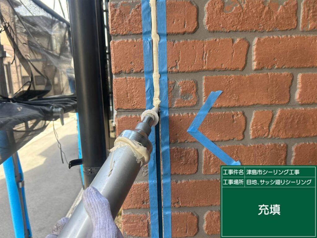 津島市愛宕町にてオートンイクシードでサイディングのシーリング工事を施工中　アートペインズ