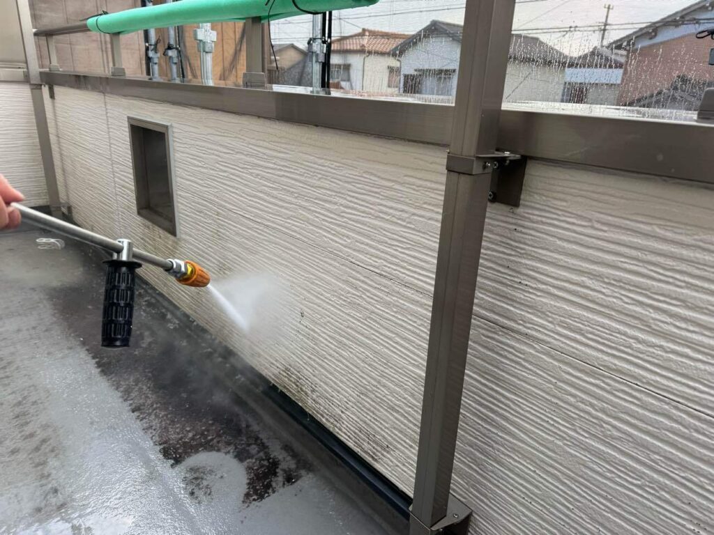 高圧洗浄　愛西市大井町にてプレマテックスのウルトラSiで外壁塗装を施工中　アートペインズ
