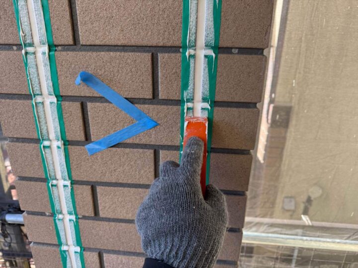 津島市愛宕町にてシーリング工事を施工中　アートペインズ