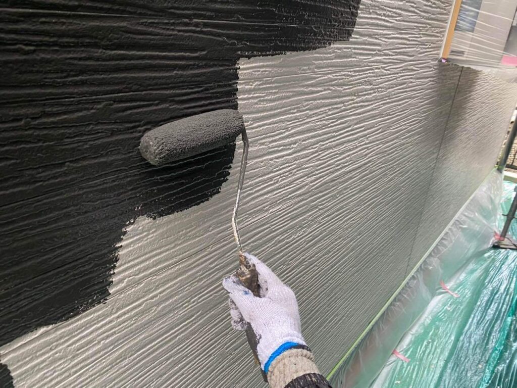 中塗り　愛西市大井町にてプレマテックスのウルトラSiで外壁塗装を施工中　アートペインズ