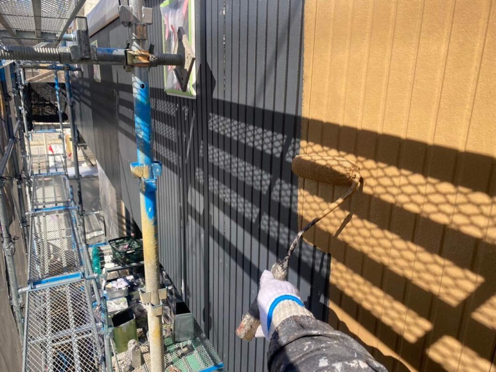 中塗り　愛西市大井町にてプレマテックスのウルトラSiで外壁塗装を施工中　アートペインズ