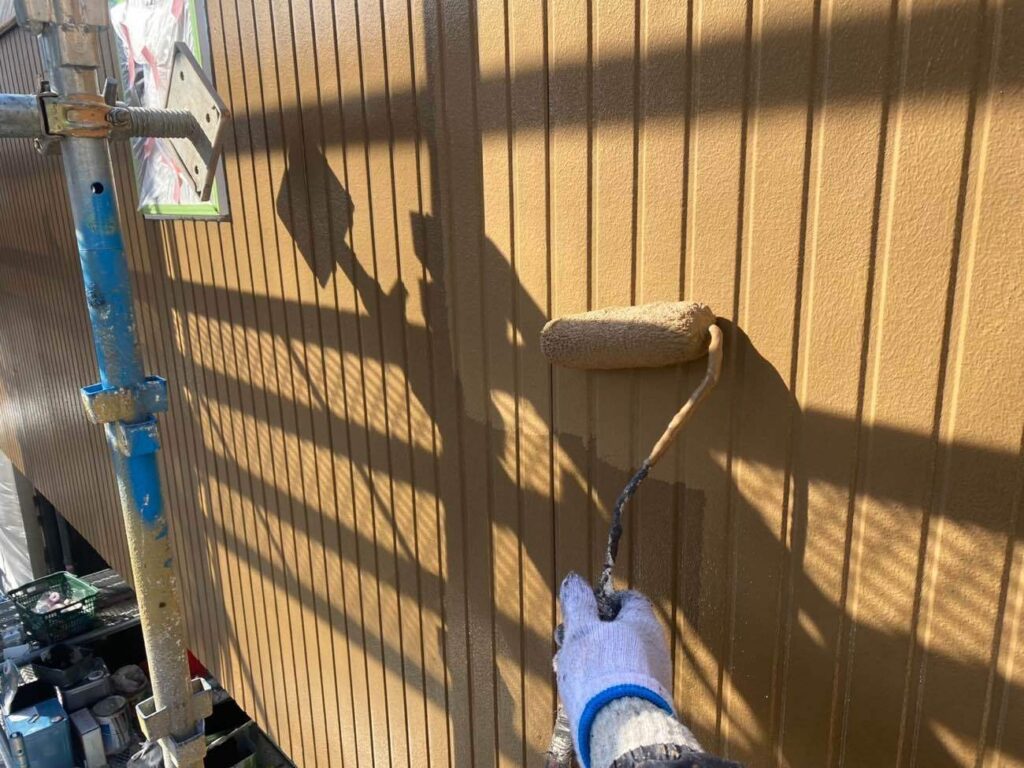 上塗り　愛西市大井町にてプレマテックスのウルトラSiで外壁塗装を施工中　アートペインズ