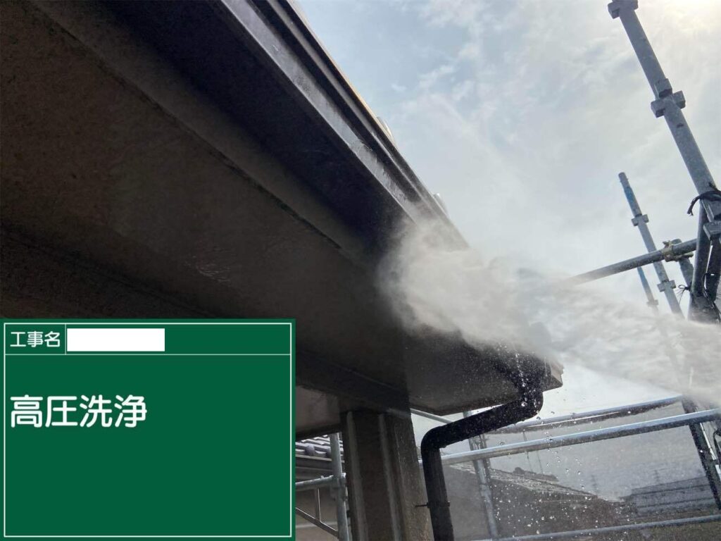 洗浄　愛西市西保町にてプレマテックスのウルトラSiで外壁塗装を施工中　アートペインズ