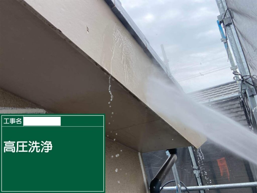 洗浄　愛西市西保町にてプレマテックスのウルトラSiで外壁塗装を施工中　アートペインズ