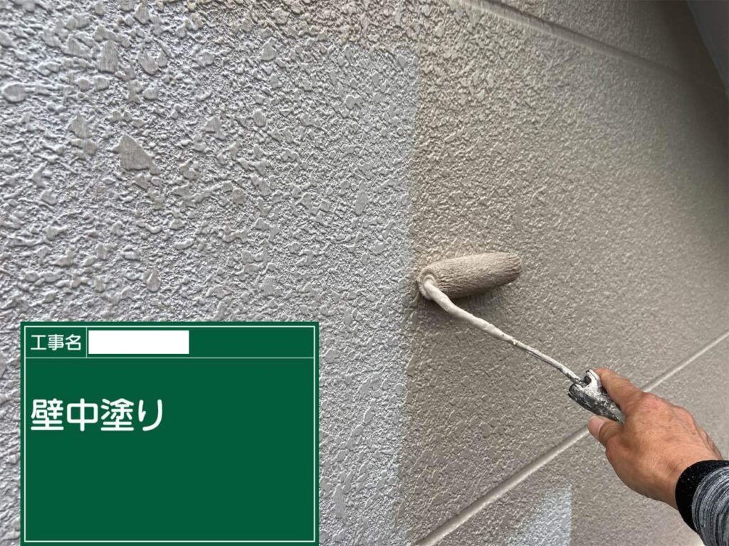 中塗り　愛西市西保町にてプレマテックスのウルトラSiで外壁塗装を施工中　アートペインズ