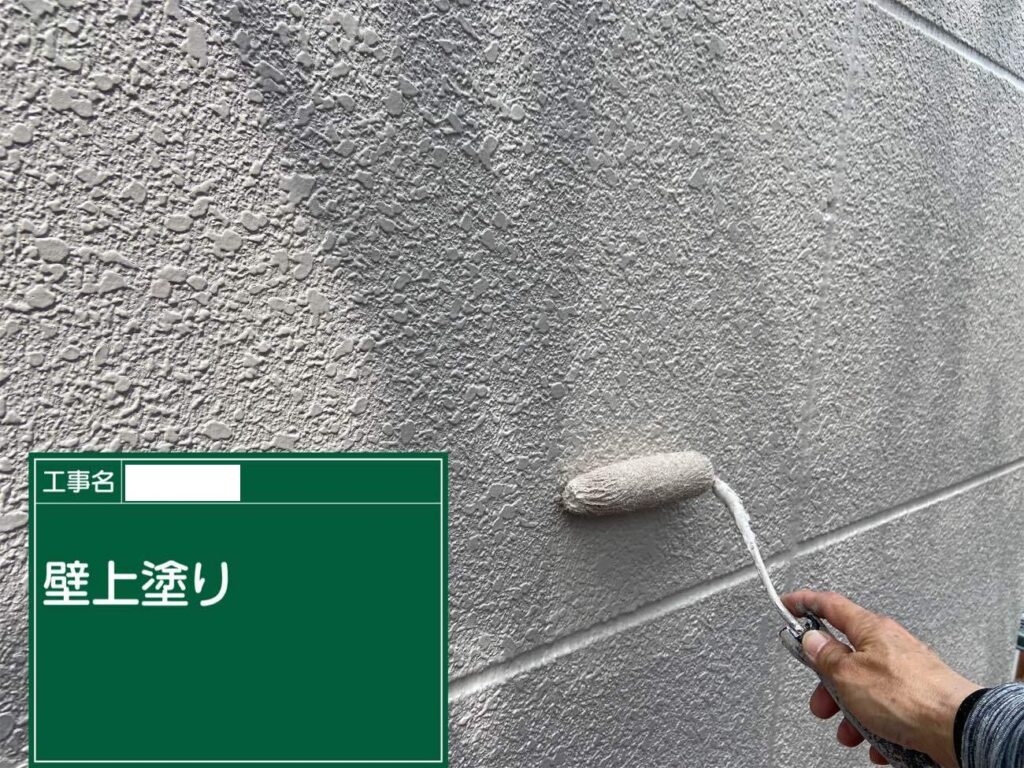 上塗り　愛西市西保町にてプレマテックスのウルトラSiで外壁塗装を施工中　アートペインズ