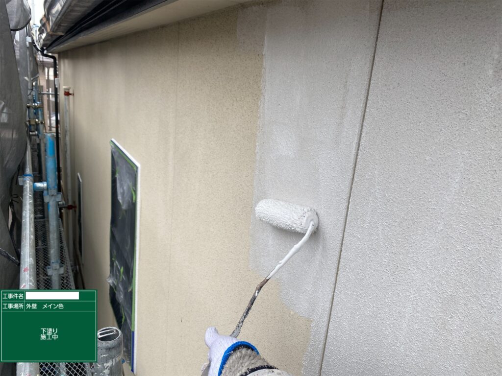 下塗り　津島市愛宕町にてプレマテックスのウルトラSiで外壁塗装を施工中　アートペインズ