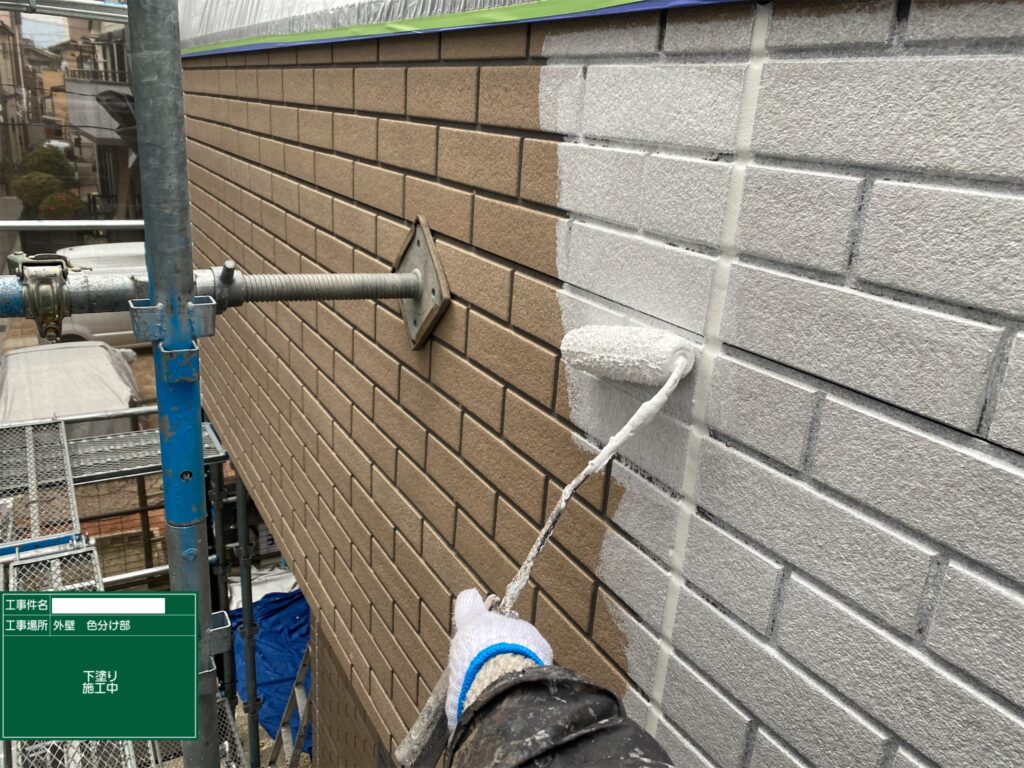 下塗り　津島市愛宕町にてプレマテックスのウルトラSiで外壁塗装を施工中　アートペインズ