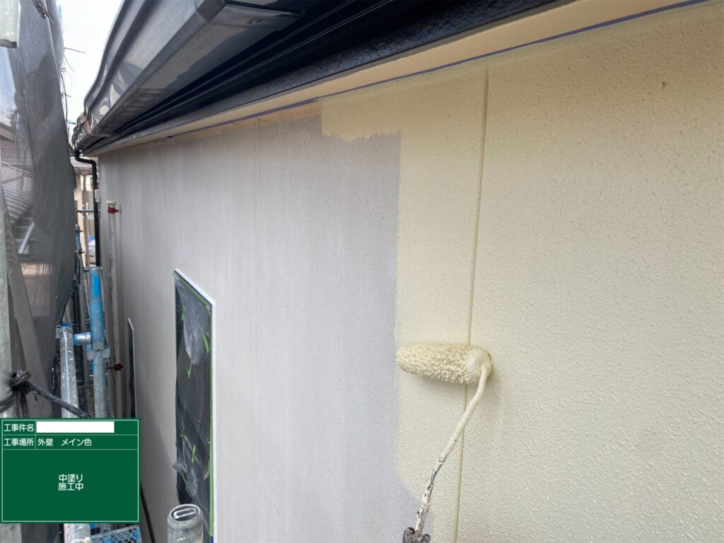 中塗り　津島市愛宕町にてプレマテックスのウルトラSiで外壁塗装を施工中　アートペインズ