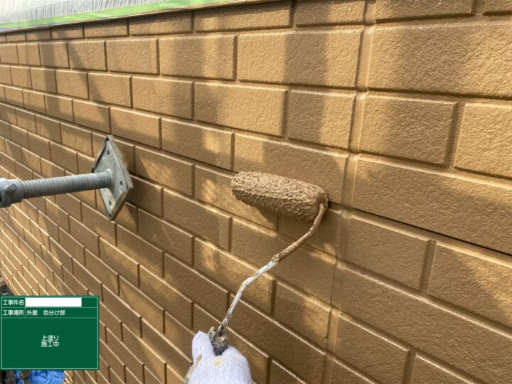 上塗り　津島市愛宕町にてプレマテックスのウルトラSiで外壁塗装を施工中　アートペインズ