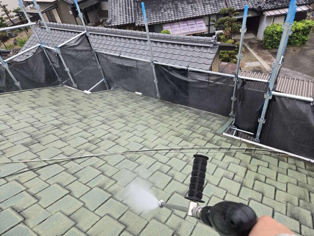 洗浄　津島市東中地町にてプレマテックスのウルトラMUKIで屋根塗装を施工中　アートペインズ