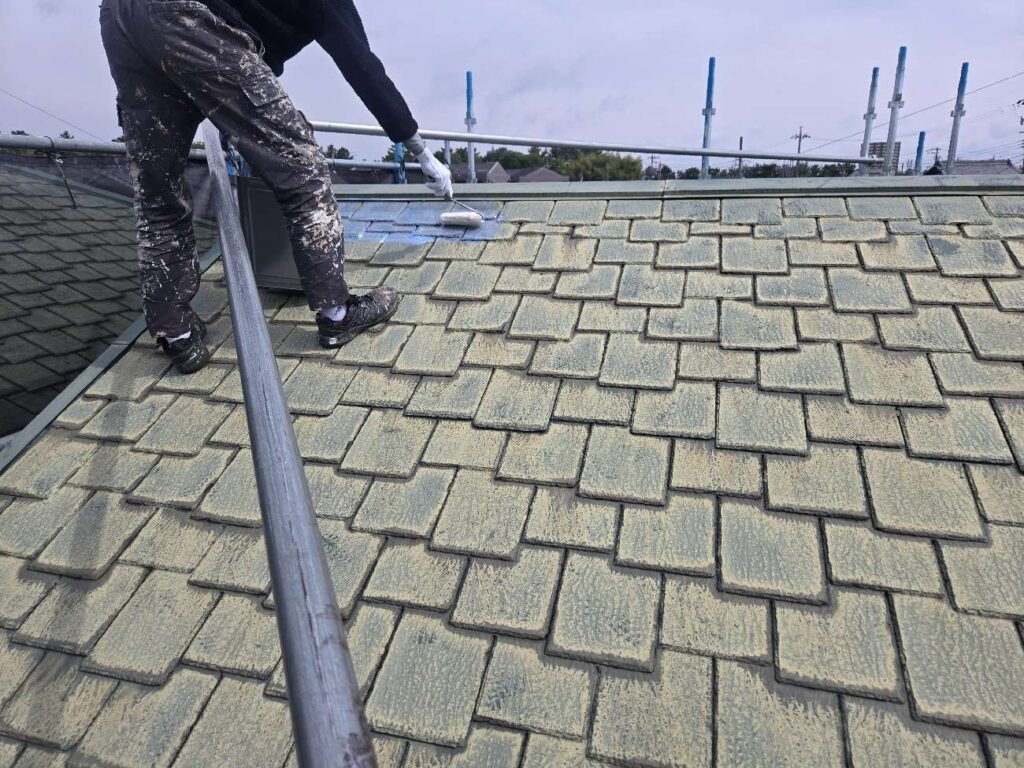 下塗り　津島市東中地町にてプレマテックスのウルトラMUKIで屋根塗装を施工中　アートペインズ