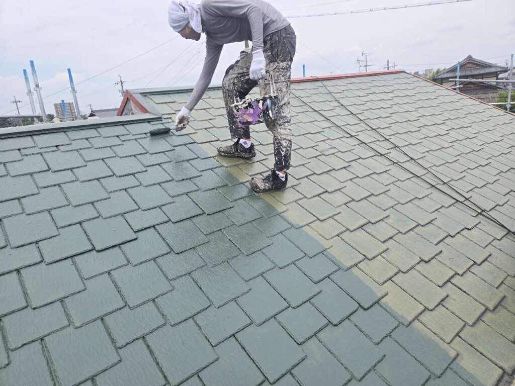 中塗り　津島市東中地町にてプレマテックスのウルトラMUKIで屋根塗装を施工中　アートペインズ