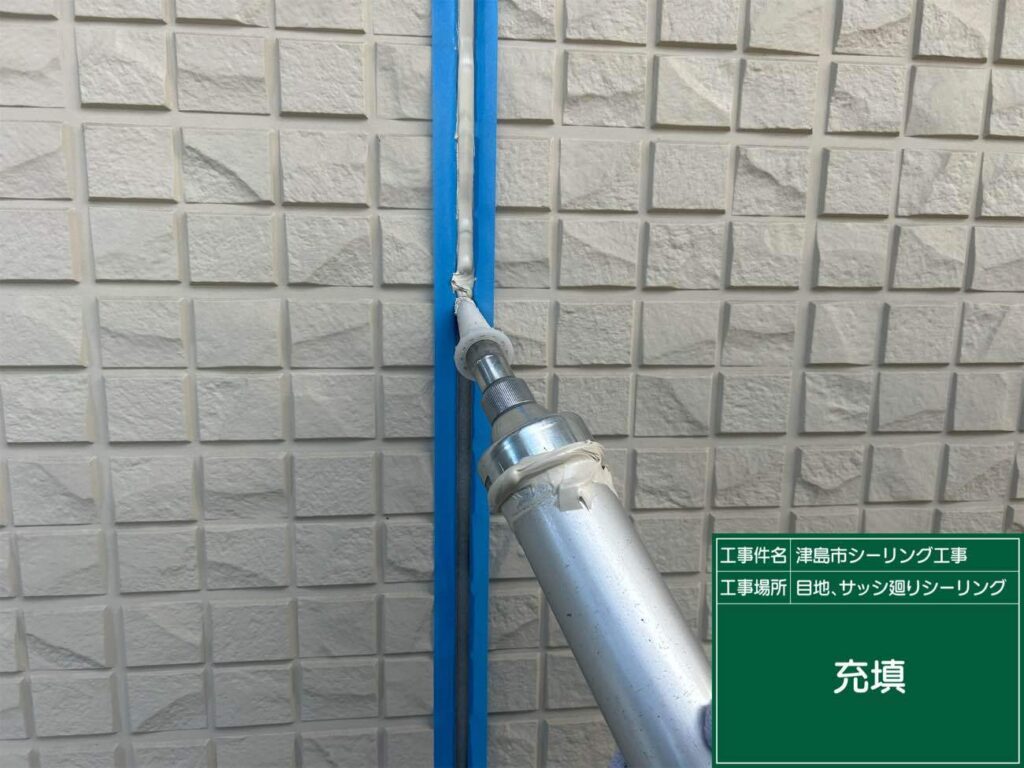 津島市立込町にてオートンイクシードでサイディングのシーリング工事を施工中　アートペインズ