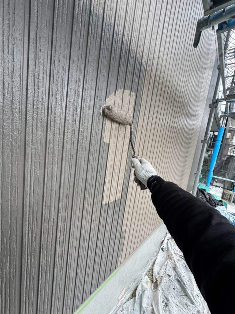 中塗り　津島市立込町にてプレマテックスのMUGAzeroで外壁塗装を施工中　アートペインズ