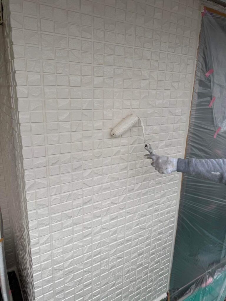 上塗り　津島市立込町にてプレマテックスのMUGAzeroで外壁塗装を施工中　アートペインズ