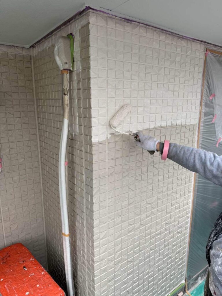 中塗り　津島市立込町にてプレマテックスのMUGAzeroで外壁塗装を施工中　アートペインズ