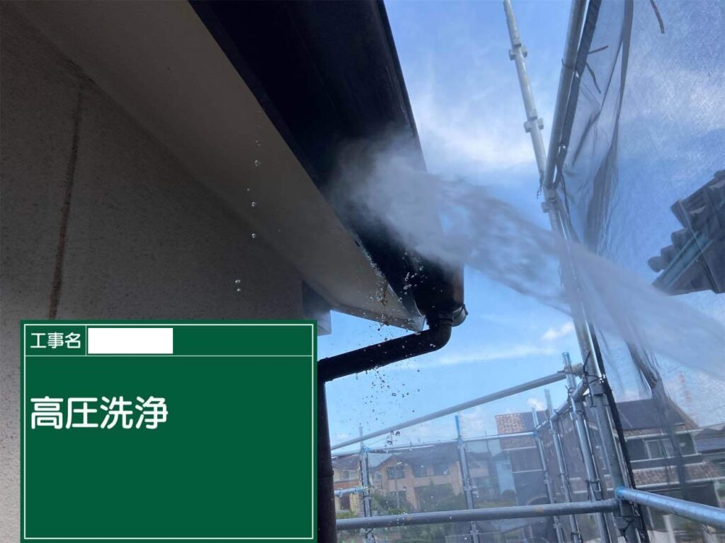 洗浄　愛西市西保町にてプレマテックスのウルトラSiで外壁塗装を施工中　アートペインズ