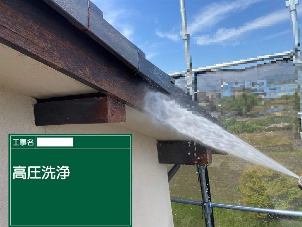 洗浄　愛西市西保町にてプレマテックスのウルトラSiで外壁塗装を施工中　アートペインズ