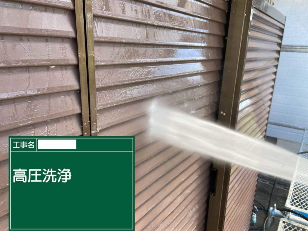 洗浄　愛西市西保町にてプレマテックスのウルトラSiで外壁塗装を施工中　アートペインズ