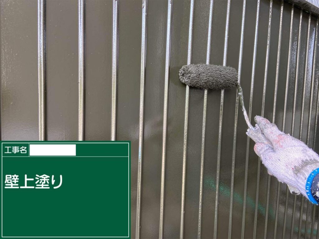 上塗り　愛西市西保町にてプレマテックスのウルトラSiで外壁塗装を施工中　アートペインズ