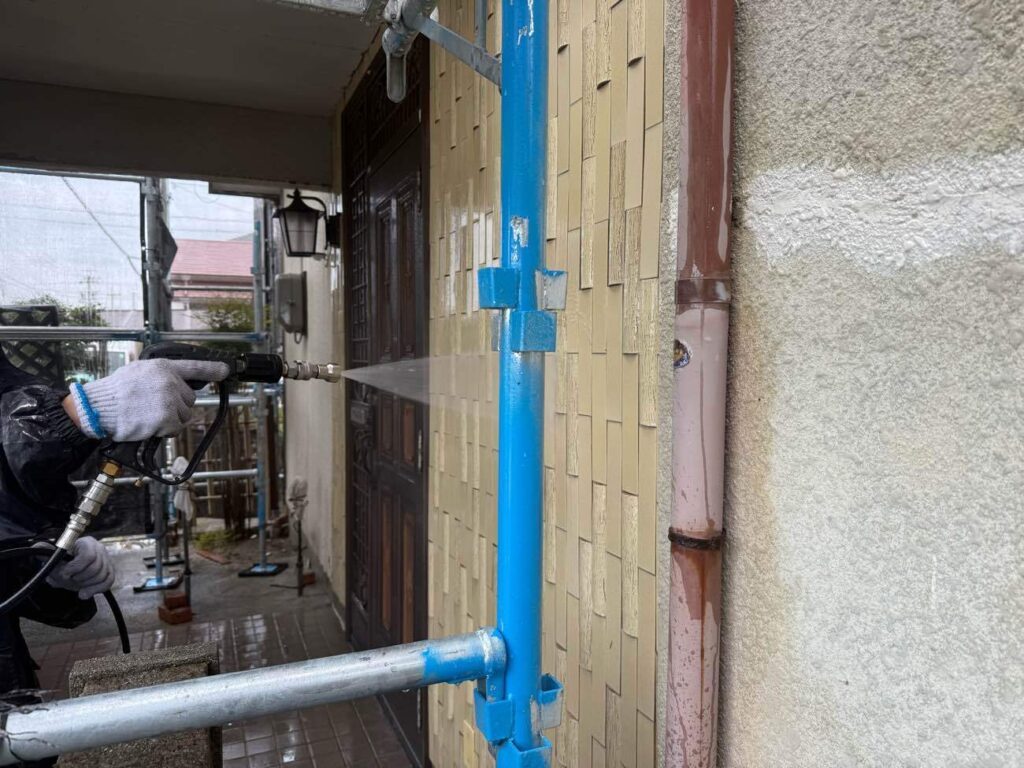 高圧洗浄　愛西市大井町にてプレマテックスのウルトラSiで外壁塗装を施工中